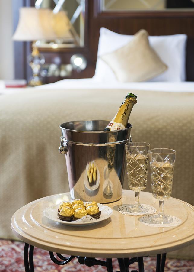 אוקספורד The George Street Hotel מראה חיצוני תמונה Champagne in a champagne bucket