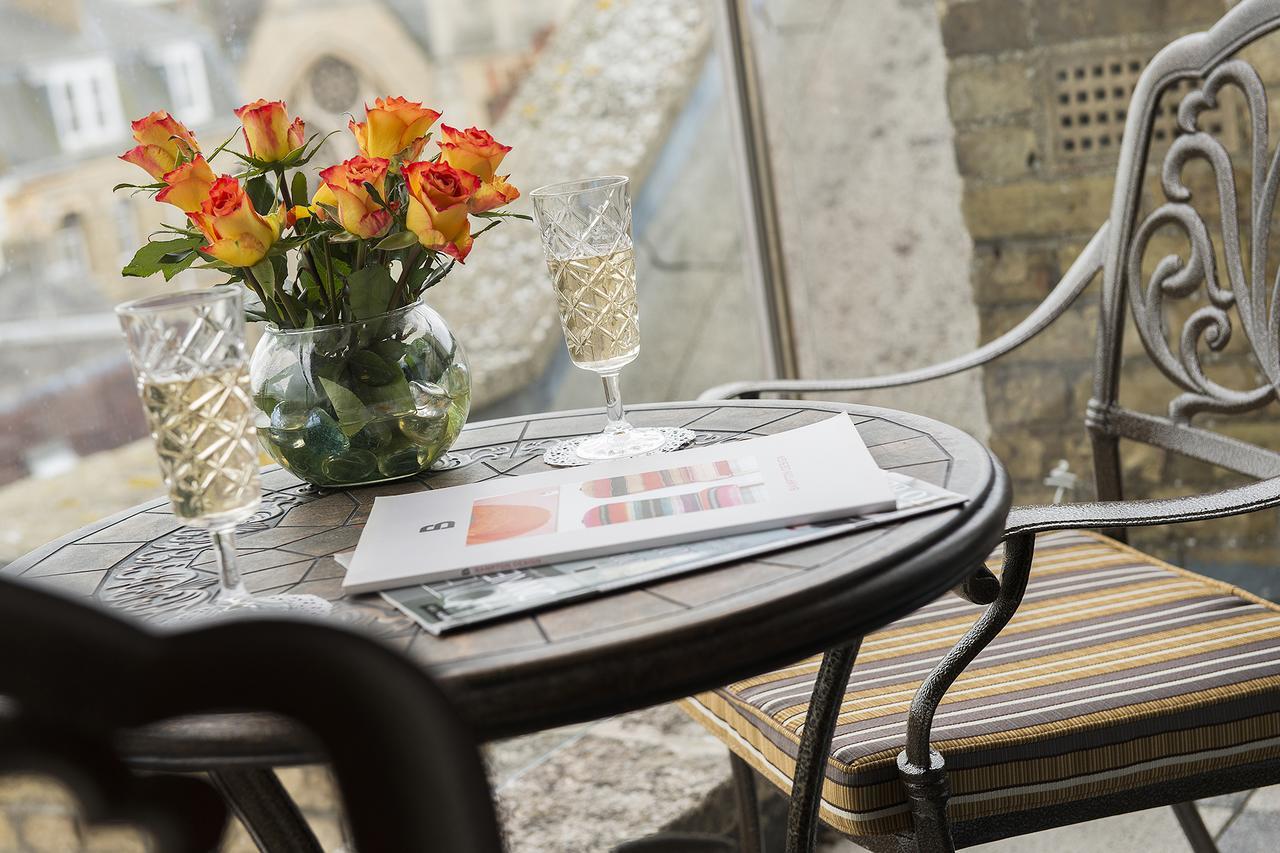 אוקספורד The George Street Hotel מראה חיצוני תמונה A bistro table in Paris